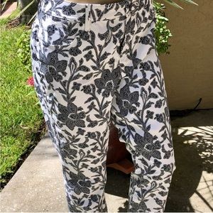Chico’s 12 Black White Paisley Slim Crops